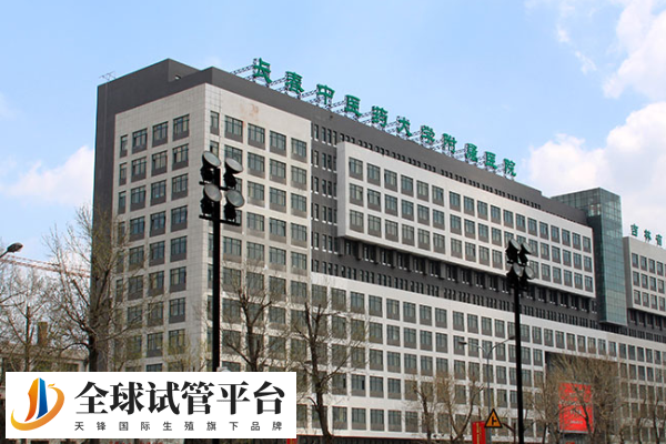 长春中医药大学附属医院门口