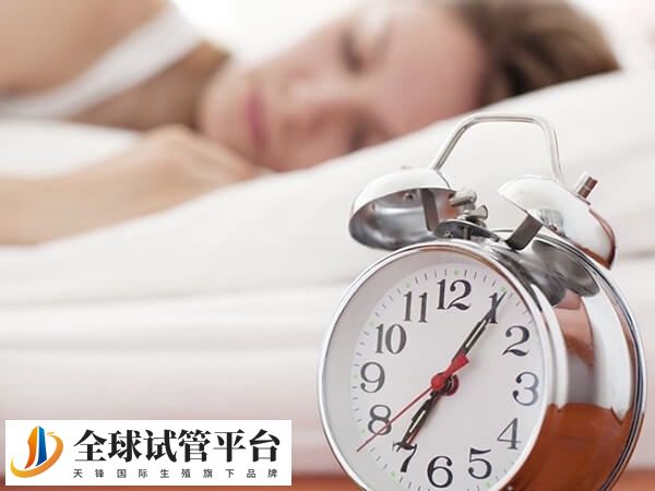 试管移植后可以采取左侧睡进行保胎